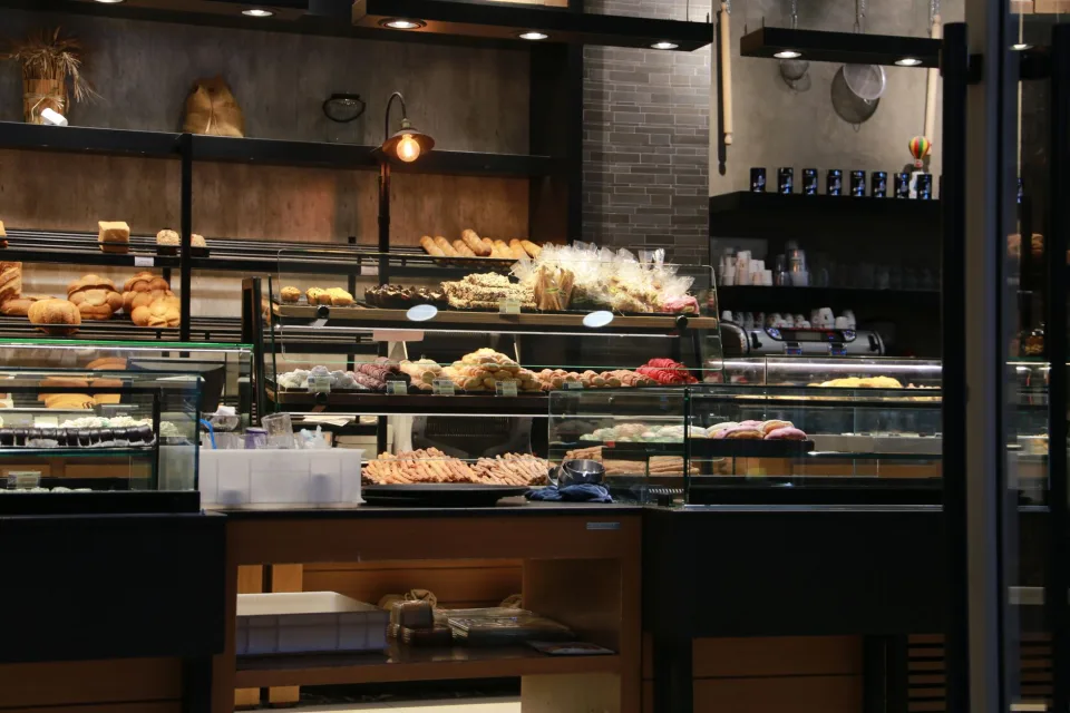Thợ làm bánh và nhân viên tại tiệm