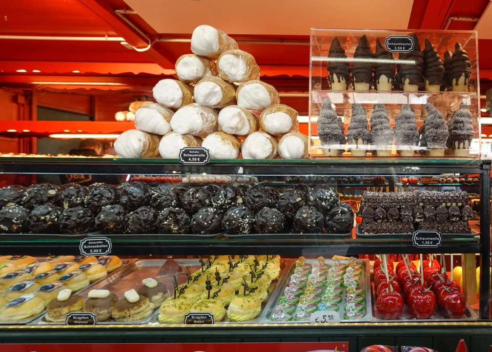 Kệ nguyên liệu và hộp quà bánh